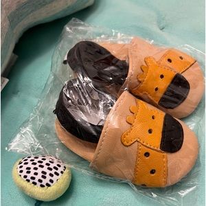 Baby Infant soft soled leather shoes in yellow with giraffe. New in package